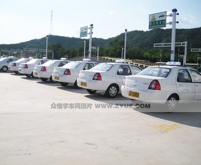 北京新丰驾校_新丰驾校雪铁龙教练车